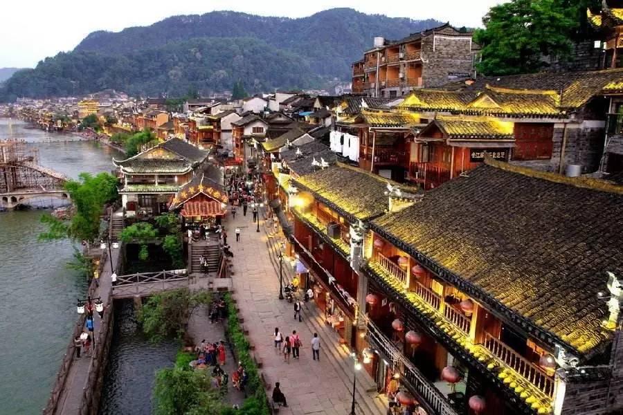 年轻人说说，你更愿意去一线城市打拼，还是留在二三线老家？